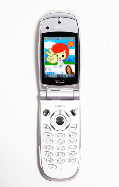 「FOMA」がついに停波、さよなら、iモード! 今こそ振り返りたい平成のガラケーコレクション【山下メロの平成レトロ遺産拡大版:108】